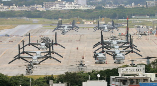 美军鱼鹰运输机停靠在日本基地