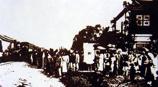 图为1876年7月3日吴淞铁路通车典礼。资料图片
