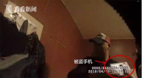 经过民警的仔细搜寻,在犯罪嫌疑人魏某的暂住地,查获了被盗手机。