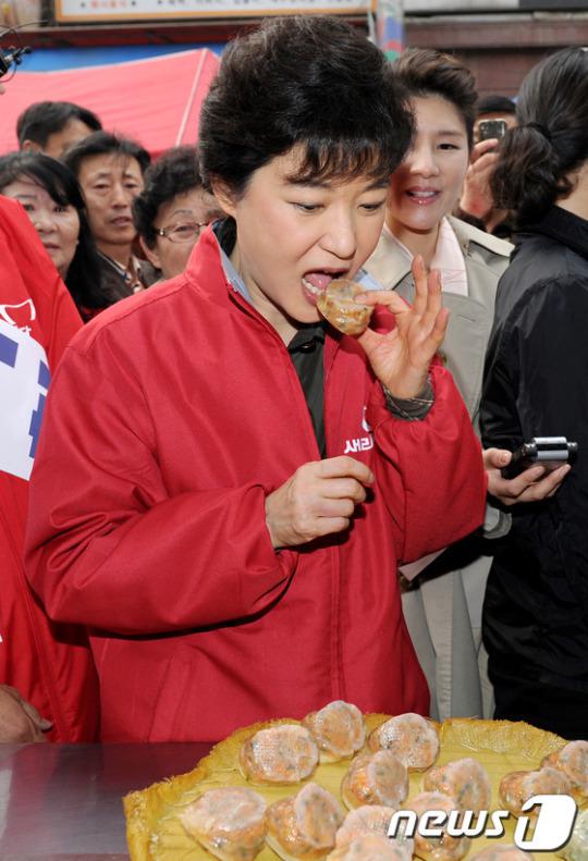 2012年3月,朴槿惠视察传统市场,品尝包子。(News 1)