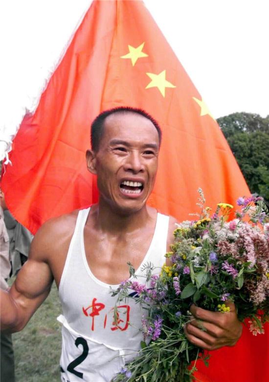 1999年8月13日,中国34岁的老将杨春义在第二届世界军人运动会上勇夺男子军事五项个人金牌,并为中国队击败劲旅巴西队夺得该项目团体冠军立下汗马功劳。新华社记者 王建民 摄