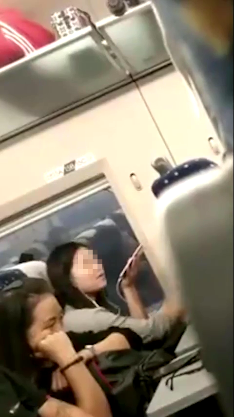 女乘客在座位上大声聊微信。(视频截图)