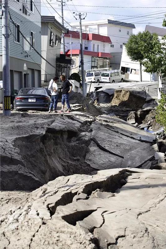 台风地震连击日本 北海道民宅遭埋机场关闭