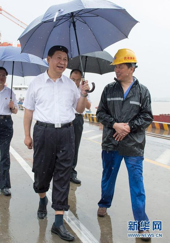 2013年7月,习近平在武汉调查(来源:新华网)