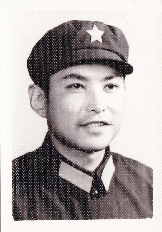 何雷早年的軍裝照
