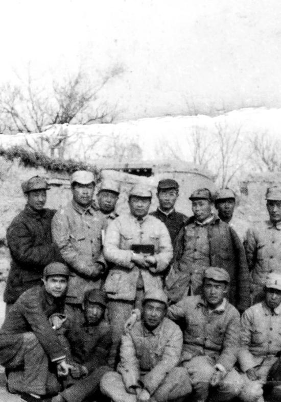 △在冀鲁豫军区和战友们合影