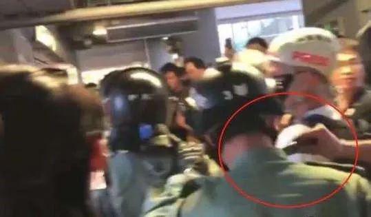  香港警察遭暴徒从后割颈（图源：港媒）