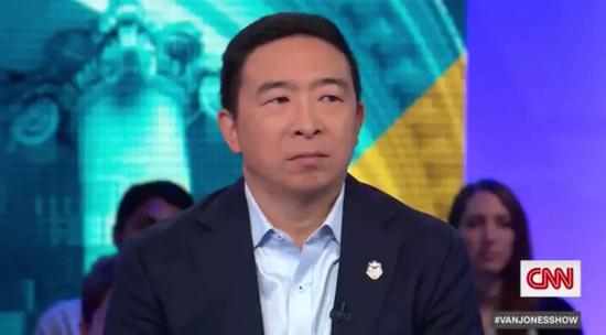 美国华裔总统候选人杨安泽（Andrew Yang）接受媒体采访。图片来自网络。