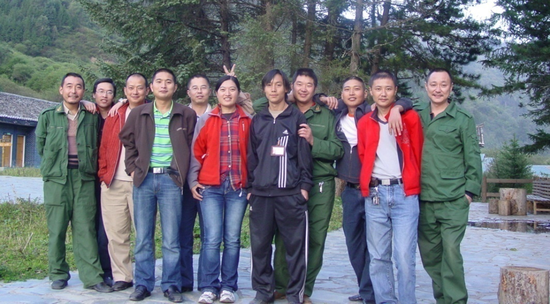 2005年，刘芳（左六）和团队合影。