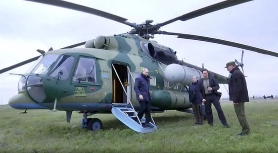 普京乘坐直升机飞往赫尔松地区的俄军“第聂伯”集团军参谋部