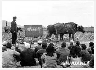 (图为1955年辽宁复县沙坨村扫盲班结合实物进行扫盲教学 贾化民摄)