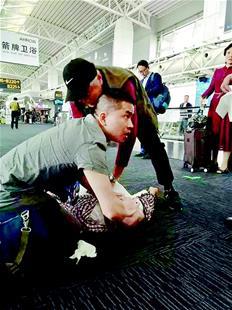 只因被多看一眼 心梗男子在广州机场“捡回”一命
