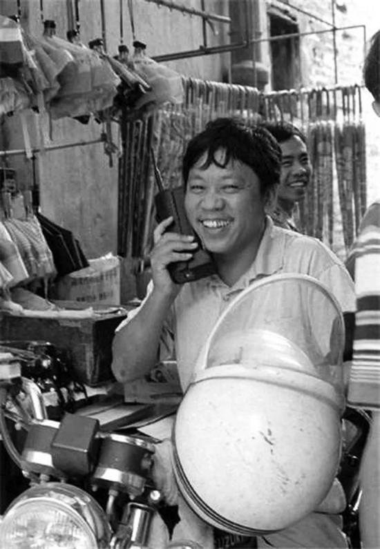 1994年，广州，手持“大哥大”手机的市民