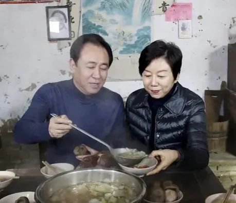 ·2017年，許家印攜妻子回鄉吃憶苦思甜飯。