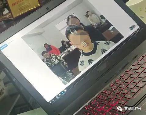 ▲北京一家全脑开发机构向记者展示能量课程中,学员脑磁场吸附铁勺的场景。