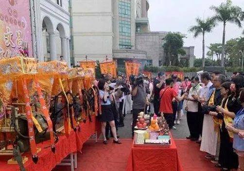 高雄市民意代表请来四尊神图:环球网/中评社