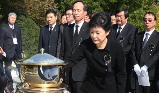 2012年,朴槿惠在国立墓地为父亲朴正熙上香。