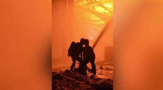 消防员用钢丝球洗澡 忍痛刷好几天才能洗干净