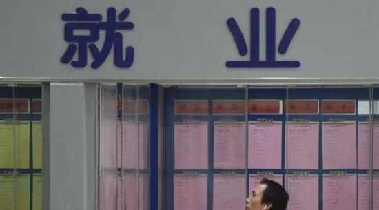 求职者在福州市劳动保障大厦就业大厅了解用工信息。
