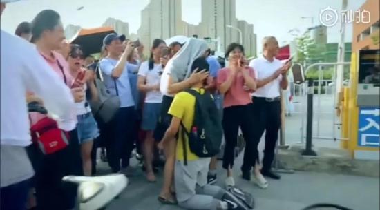 “跪地谢母”考生63金州健康网5分 母亲:负面评论让他很难过