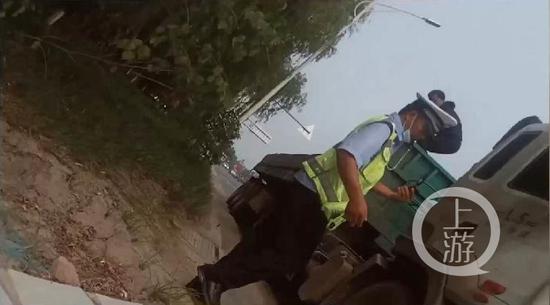 河南交警被指拍戏式执法：喊司机爬货箱拍照开罚单
