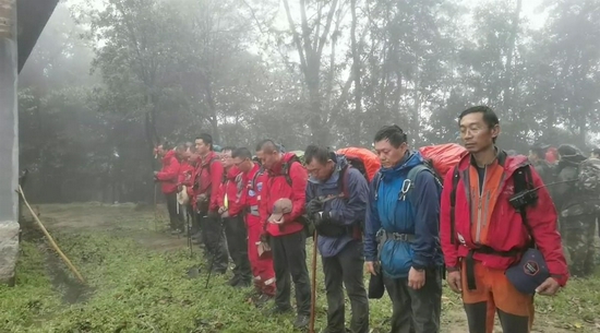 云南省山地救援队为四名遇难者默哀（来源：视频截图）