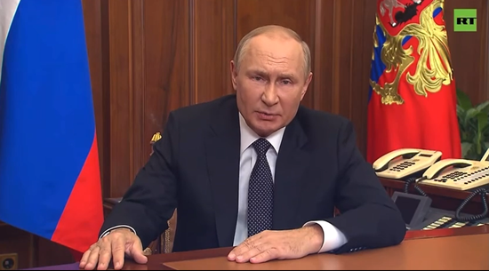 普京发表讲话的画面，图源：“今日俄罗斯”电视台所发布视频的截图