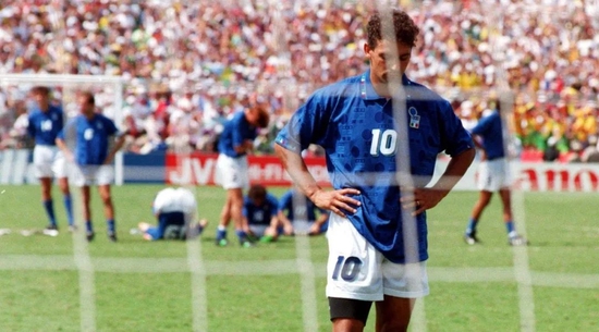 ·1994年美国世界杯上，意大利球星罗伯托·巴乔在点球大战中将球罚丢。