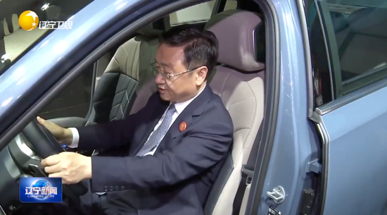 王新偉參觀展區