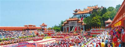海峡论坛·妈祖文化活动周开幕式上,包括台湾岛内妈祖宫庙代表在内的逾万名两岸信众齐拜妈祖。高亚成摄