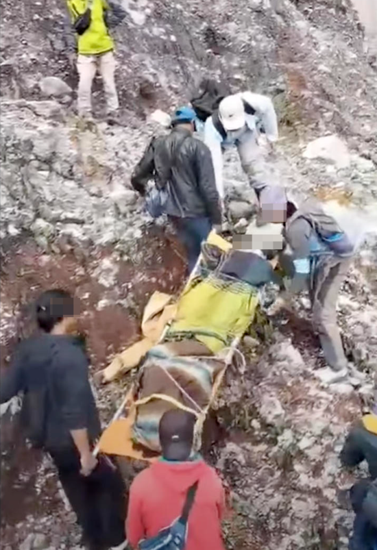 ▲救援人員將遺體從懸崖下運出