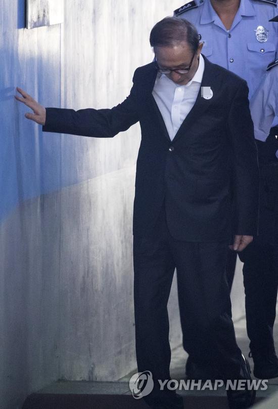 【蜗牛扑克】李明博出院3天又受审:面色憔悴 扶墙进法院(图)