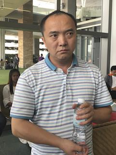 遇难者家属邢勇(图片来源:美联社)