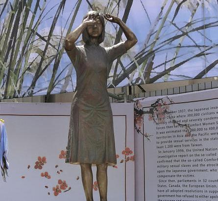 图为台南14日设立的首座慰安妇铜像 （图片来源：视觉中国）