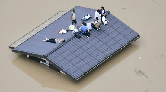 等待救援的灾民（图片来源：BBC）