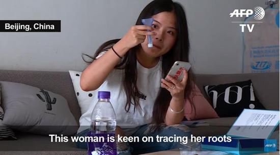 为中国市场量身定制的基因测试能够识别出不同的民族，可以确定一个人是北方还是南方的汉族人。图片来源：法新社网站视频截图