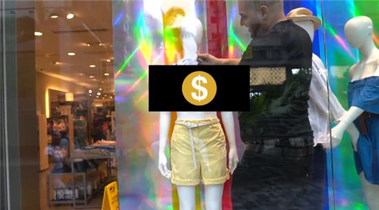 路过一家正在关门的鞋店,这位黑人老兄还直接钻了进去。
