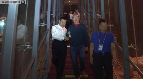 肖建明(中)