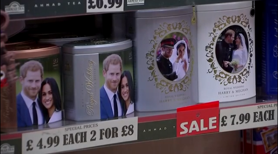 王室纪念品店开始甩卖哈里夫妇周边商品（路透社）