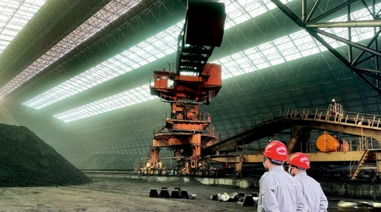 10月17日，国能哈尔滨热电有限公司储煤场，斗轮机正在取煤并将煤炭通过传送带送往锅炉。摄影/本刊记者 彭丹妮