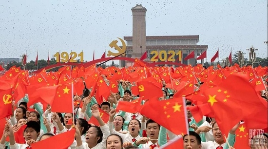 △庆祝中国共产党成立100周年大会上,全场高唱《歌唱祖国》。(总台记者廖江衡拍摄)