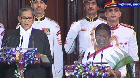 穆尔穆宣誓就职总统现场。图源：indianexpress
