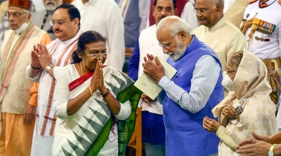 就职仪式上，穆尔穆(左）与总理莫迪互致问候。图源：indianexpress