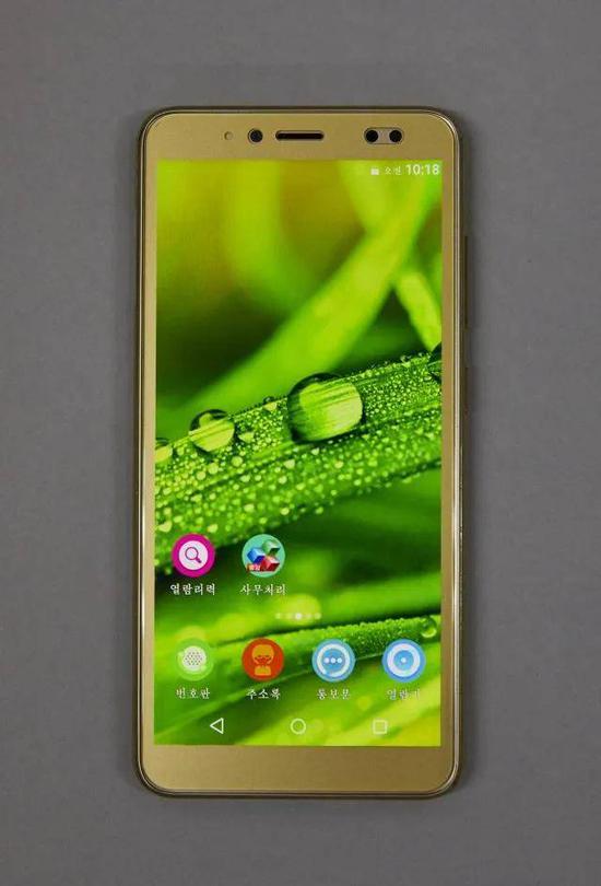 (图说:朝鲜产高级智能手机“平壤2423”,外观与2014年上市的三星Galaxy S4相似,内搭载Android 8.0操作系统 图源:东亚日报)