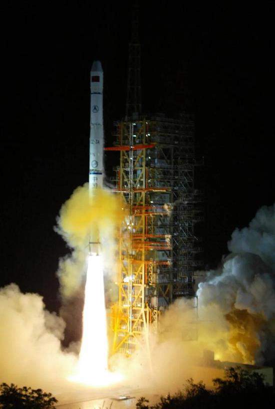 ▲2003年5月25日零时34分,我国在西昌卫星发射中央用“长征三号甲”运载火箭,乐成地将第三颗“ 北斗。。。一号”导航定位卫星送入太空。