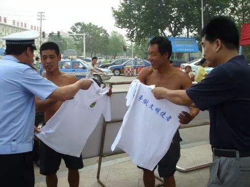 2011年8月,邯郸交警为街头“膀爷”发放T恤衫
