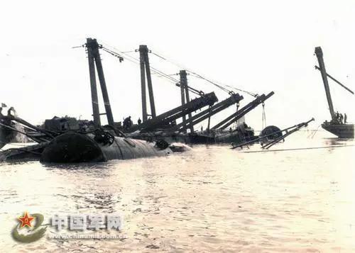 1950年6月19日，巴拿马籍的商船“伏虎”号在长江口触雷沉没。