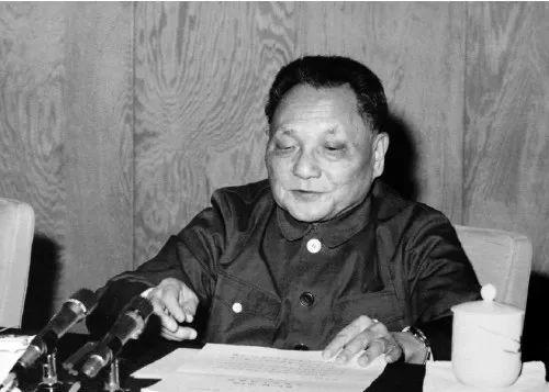  1978年12月，邓小平在党的十一届三中全会上