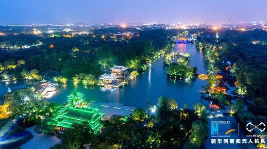 长江沿线的扬州瘦西湖夜景。(来源:新华网)