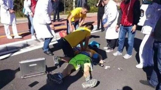 ▲发生在昆明晋宁马拉松上的跑友猝死悲剧 图据网络